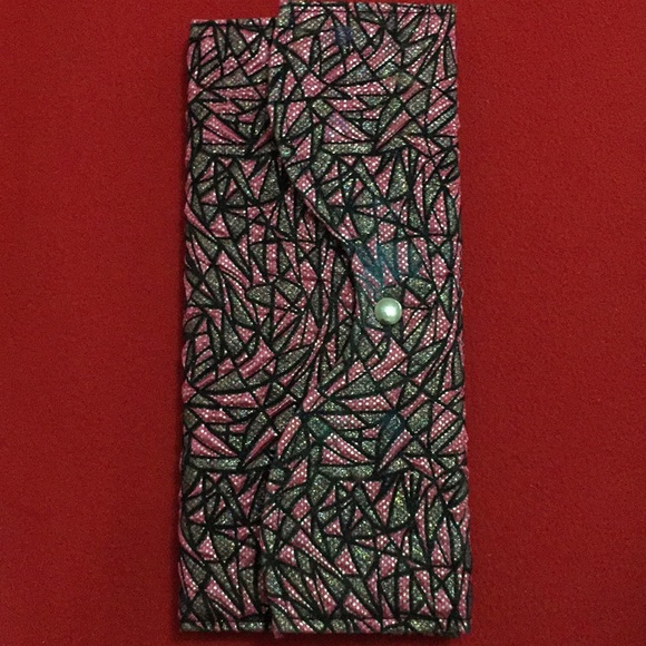 Eyeshadow - Picture 3 of 3